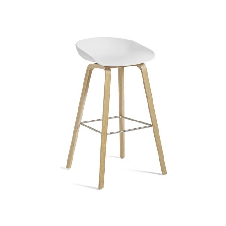 HAY barstol i hvid, med egetræsben, h:85 b:50 d:46 cm