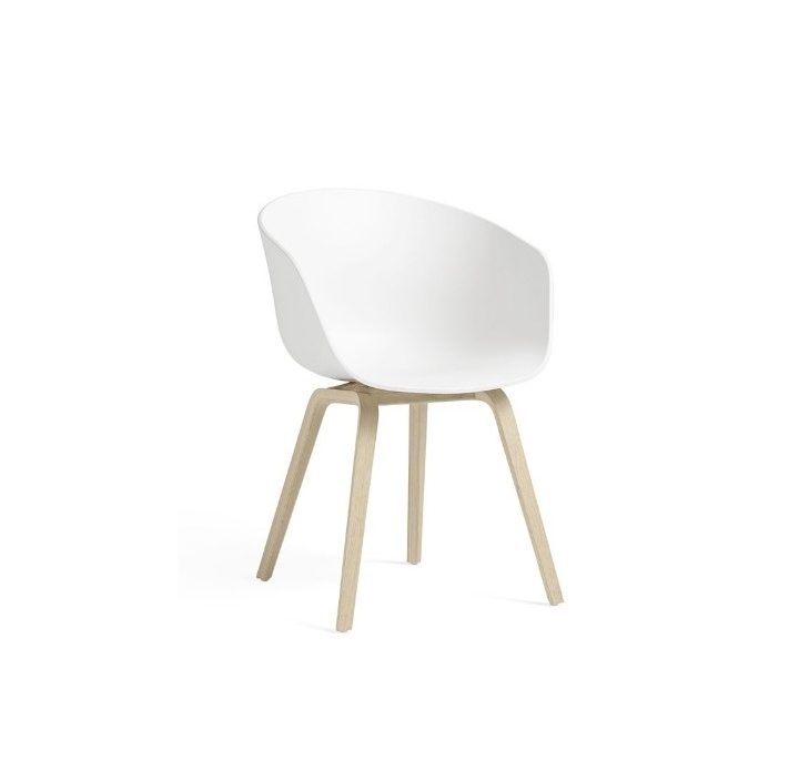 HAY stol i hvid med egetræsben, h:79 b:59 d:52 cm